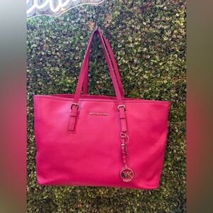 MICHAEL KORS JET SET SAFFIANO LEATHER TOTE RASPBERRY Large